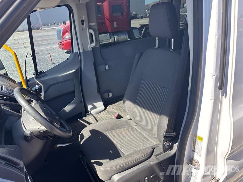 Ford Transit 150 Passenger Van Transporterek