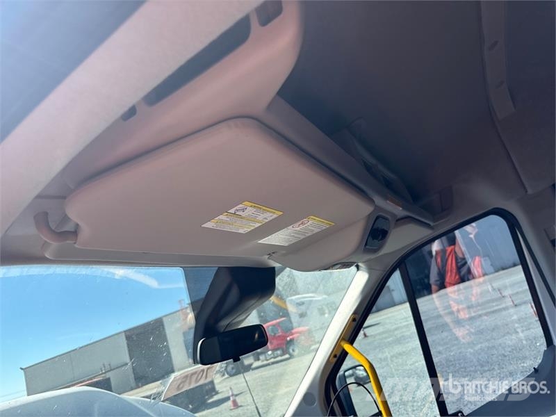 Ford Transit 150 Passenger Van Transporterek