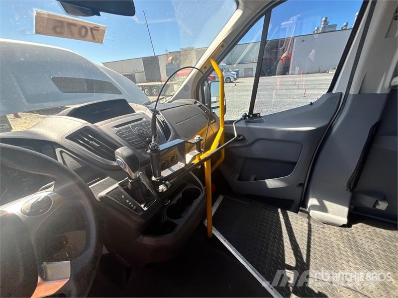 Ford Transit 150 Passenger Van Transporterek