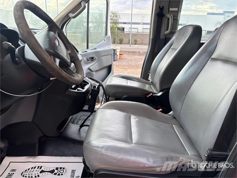 Ford Transit 350 12 Passenger Van شاحنة مقفلة