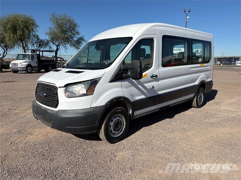 Ford Transit 350 12 Passenger Van 大型面包车
