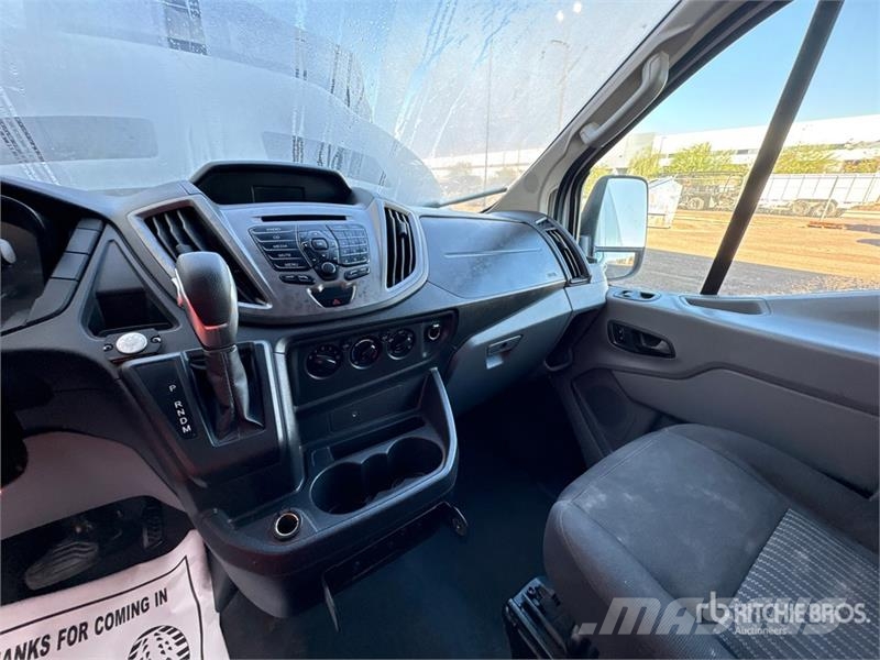 Ford Transit 350 13 Passenger Van 大型面包车