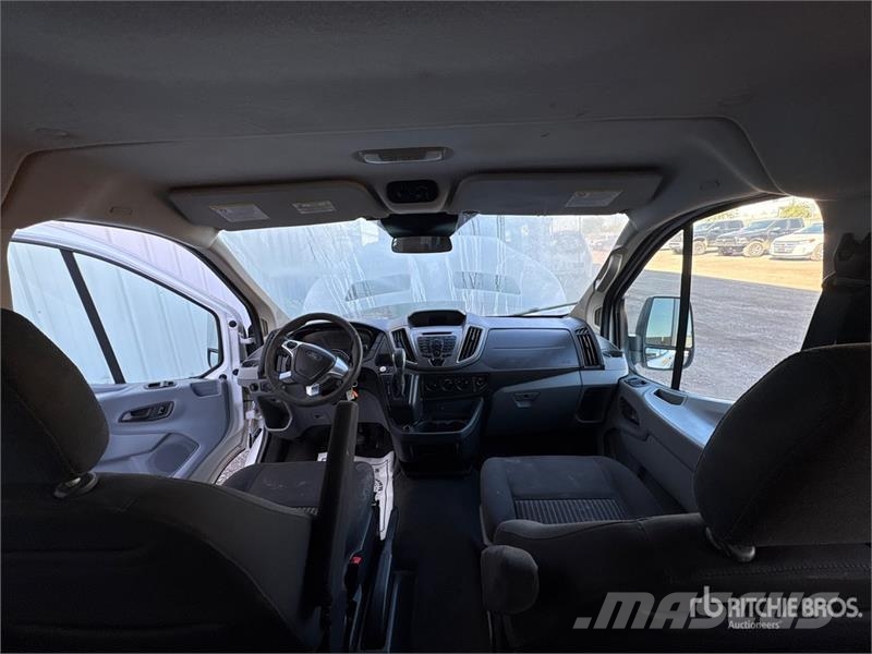Ford Transit 350 13 Passenger Van 大型面包车