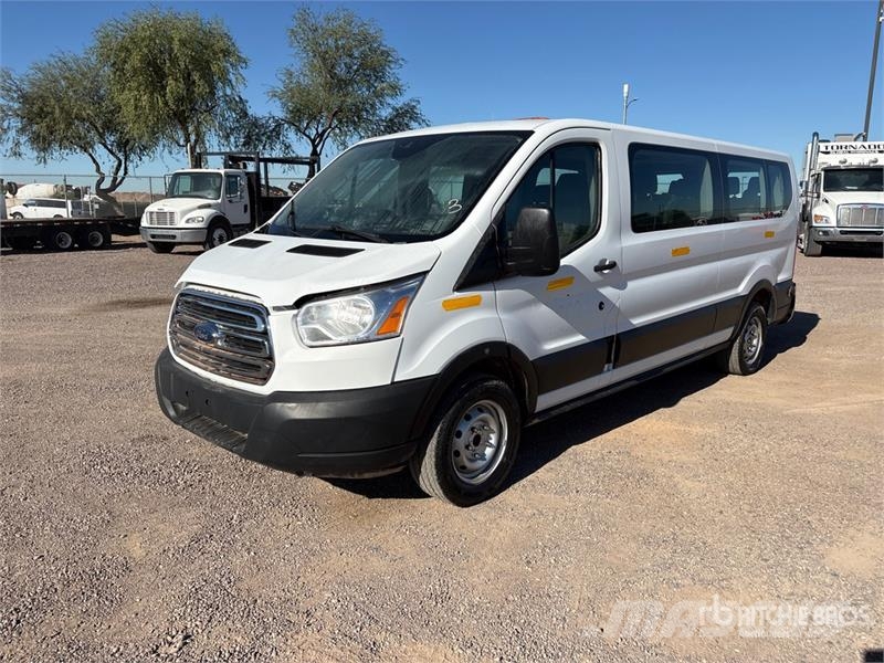 Ford Transit 350 13 Passenger Van 大型面包车