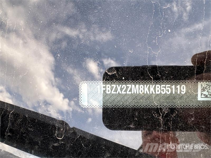 Ford Transit 350 13 Passenger Van Lieferwagen