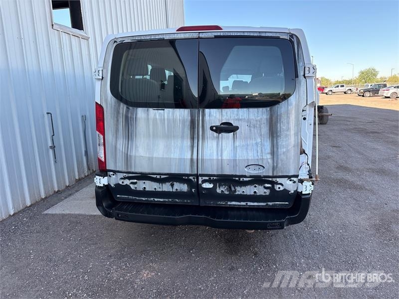 Ford Transit 350 13 Passenger Van 大型面包车