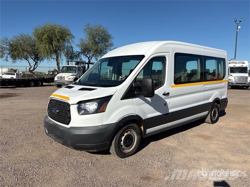 Ford Transit 350 15 Passenger Van 大型面包车