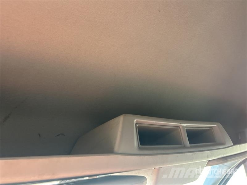 Ford Transit Connect Cargo Van شاحنة مقفلة