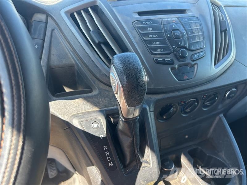 Ford Transit Connect Cargo Van شاحنة مقفلة