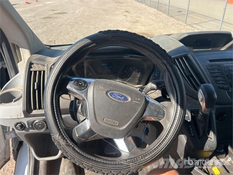 Ford Transit Connect Cargo Van شاحنة مقفلة