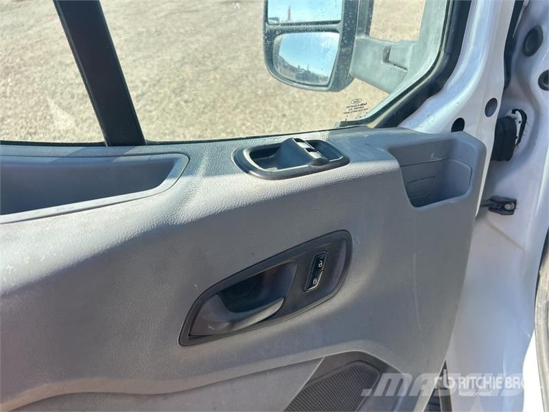 Ford Transit Connect Cargo Van شاحنة مقفلة