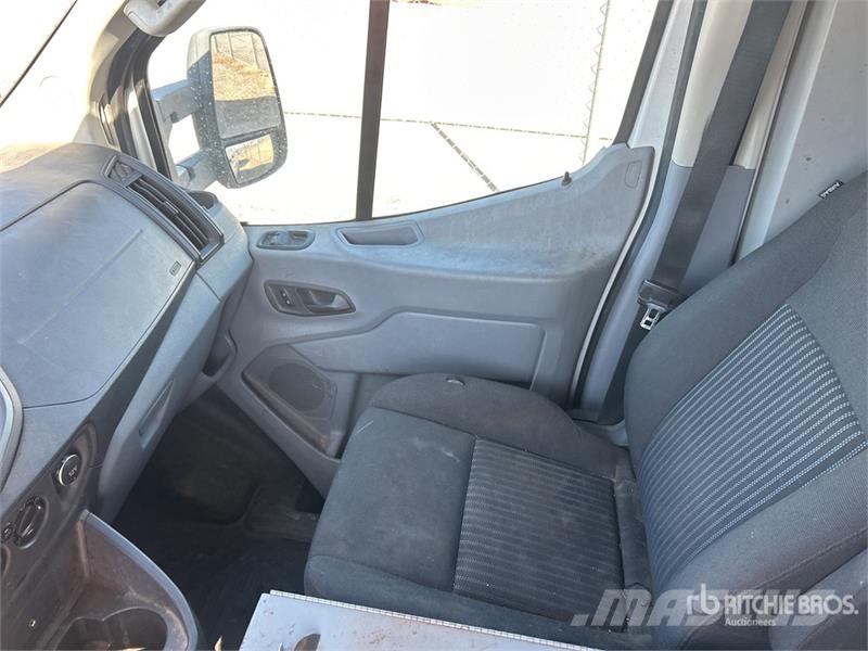 Ford Transit Connect Cargo Van شاحنة مقفلة