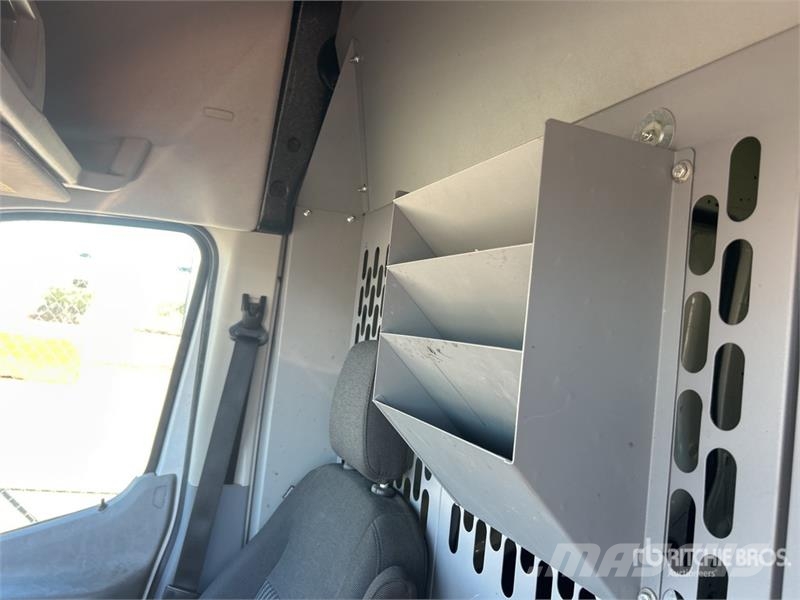 Ford Transit Connect Cargo Van شاحنة مقفلة