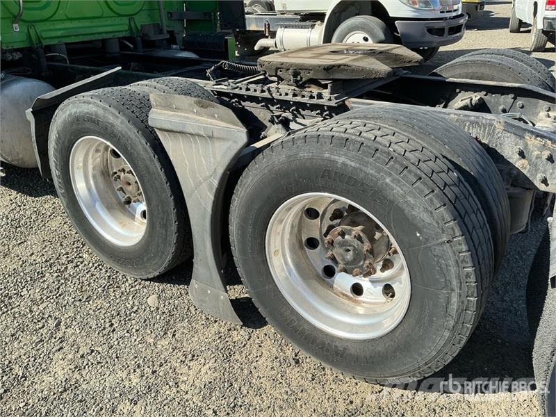  Freightiner Cascadia 126 6x4 T/A Sleeper Truck Tra Vilcēji