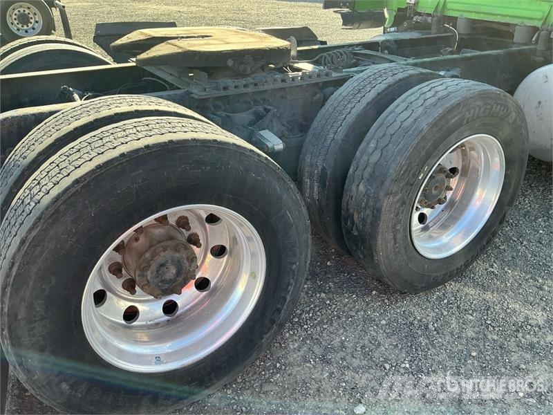  Freightiner Cascadia 126 6x4 T/A Sleeper Truck Tra Vilcēji