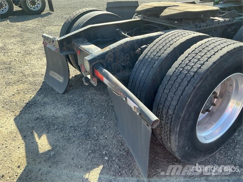  Freightiner Cascadia 126 6x4 T/A Sleeper Truck Tra Vilcēji