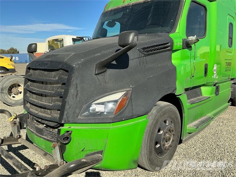  Freightiner Cascadia 126 6x4 T/A Sleeper Truck Tra Vilcēji