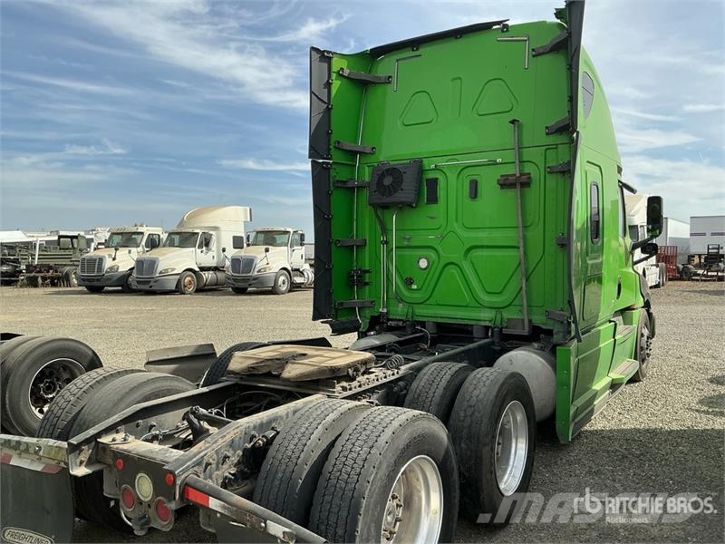  Freightiner Cascadia 126 6x4 T/A Sleeper Truck Tra Vilcēji