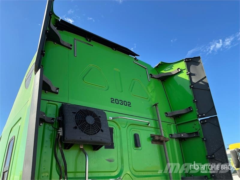  Freightiner Cascadia 126 6x4 T/A Sleeper Truck Tra Vilcēji