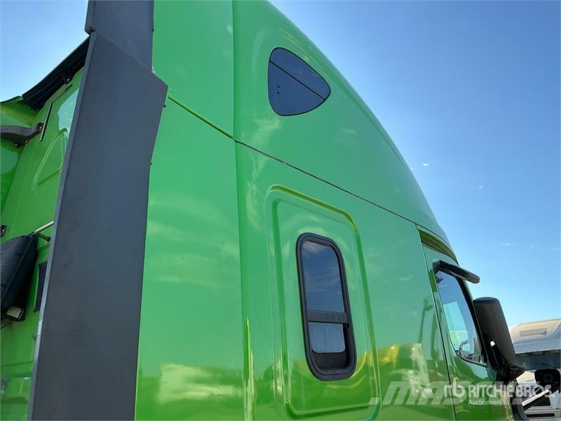  Freightiner Cascadia 126 6x4 T/A Sleeper Truck Tra Vilcēji
