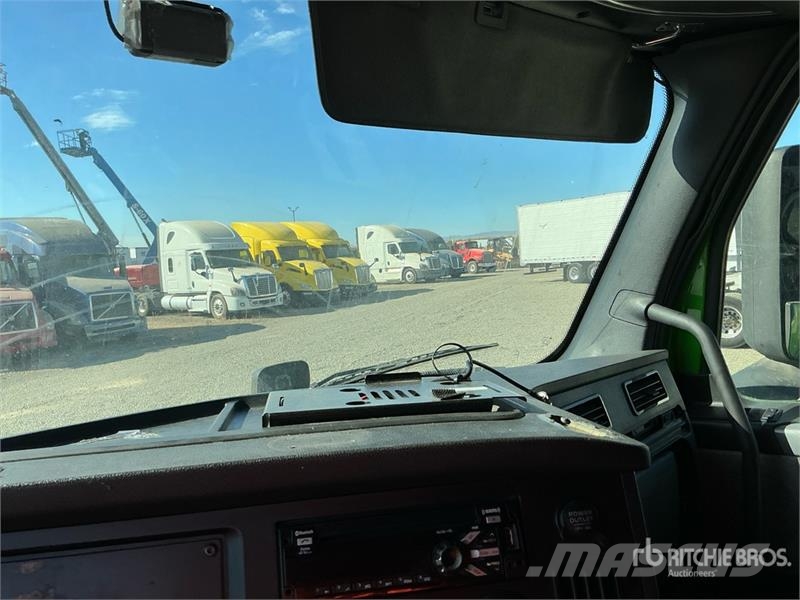  Freightiner Cascadia 126 6x4 T/A Sleeper Truck Tra Vilcēji