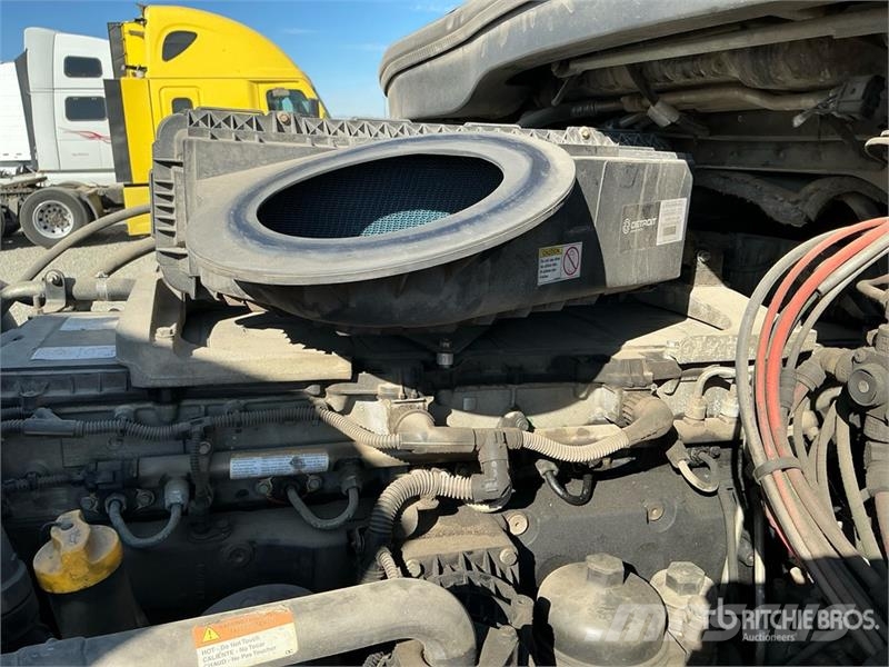 Freightiner Cascadia 126 6x4 T/A Sleeper Truck Tra Vilcēji