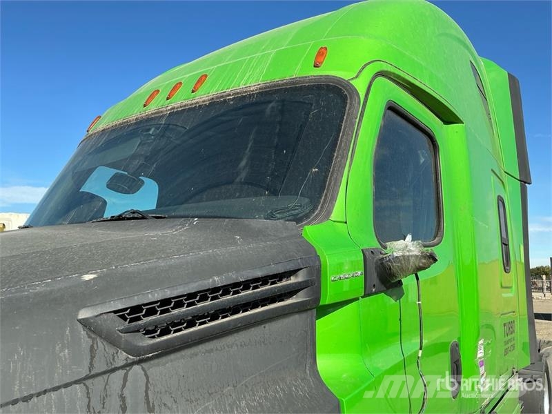  Freightiner Cascadia 126 6x4 T/A Sleeper Truck Tra Vilcēji