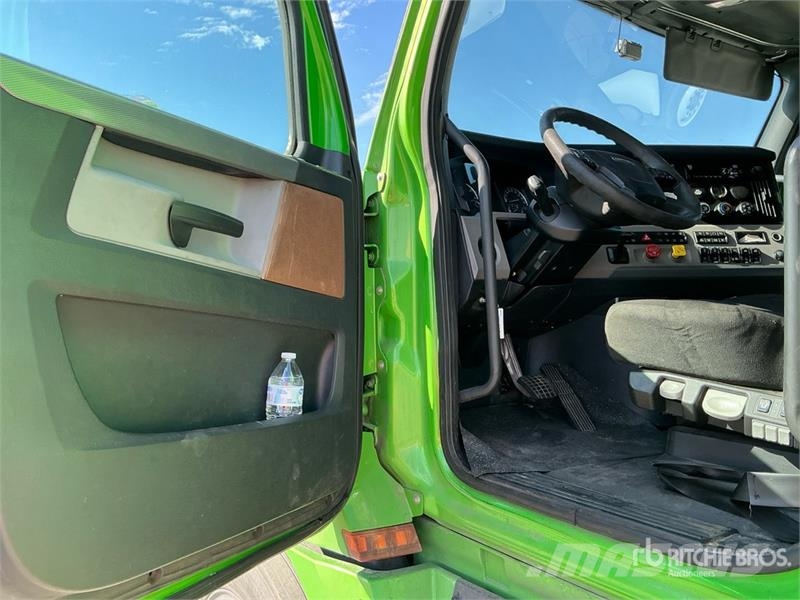  Freightiner Cascadia 126 6x4 T/A Sleeper Truck Tra Vilcēji