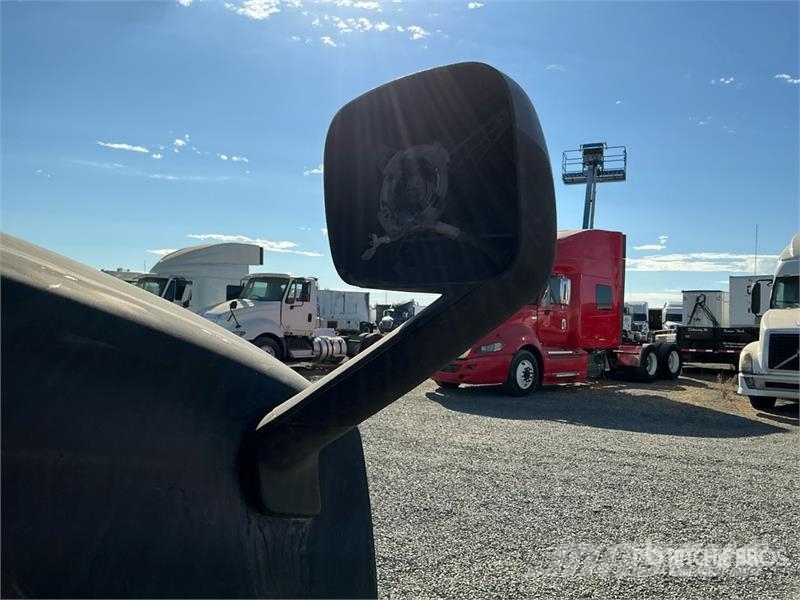  Freightiner Cascadia 126 6x4 T/A Sleeper Truck Tra Vilcēji