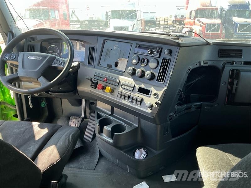  Freightiner Cascadia 126 6x4 T/A Sleeper Truck Tra Vilcēji