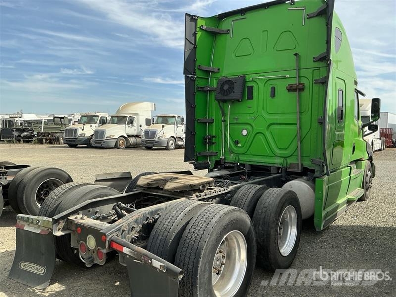  Freightiner Cascadia 126 6x4 T/A Sleeper Truck Tra Vilcēji