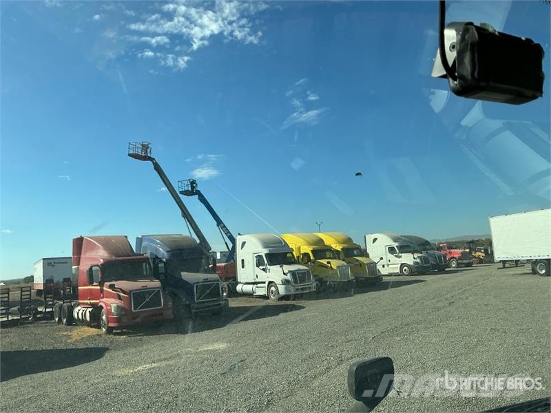  Freightiner Cascadia 126 6x4 T/A Sleeper Truck Tra Vilcēji
