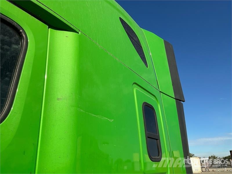  Freightiner Cascadia 126 6x4 T/A Sleeper Truck Tra Vilcēji