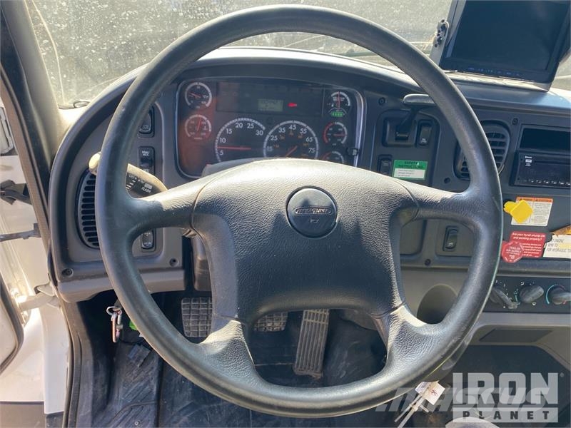 Freightliner 108SD Tovornjaki z žerjavom