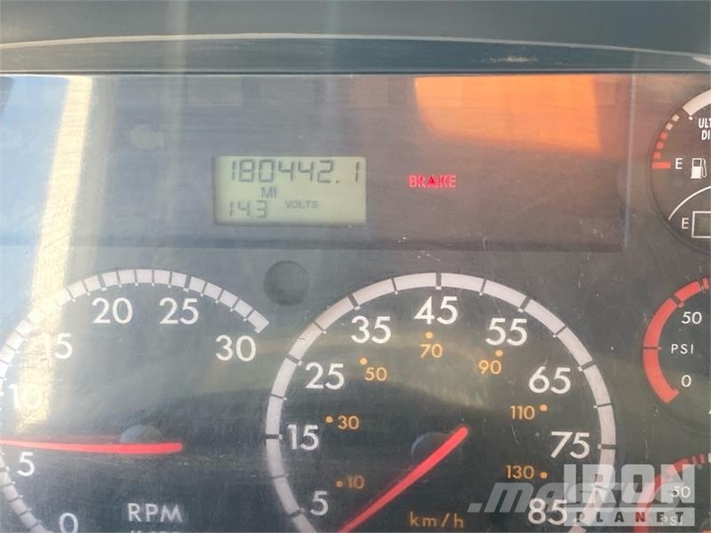 Freightliner 108SD Tovornjaki z žerjavom