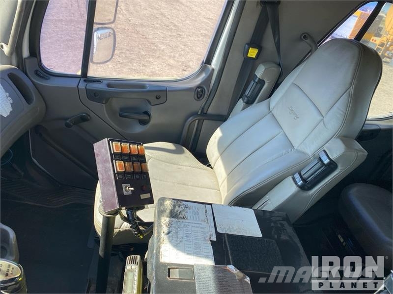 Freightliner 108SD Tovornjaki z žerjavom