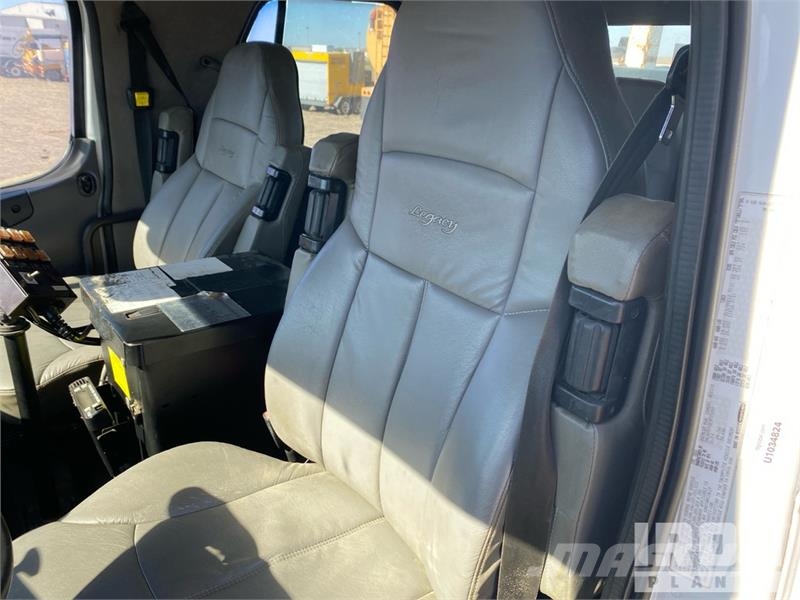 Freightliner 108SD Tovornjaki z žerjavom