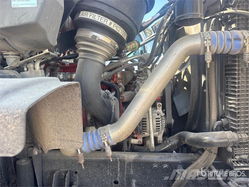 Freightliner 108SD Boom Truck شاحنات الرافعات