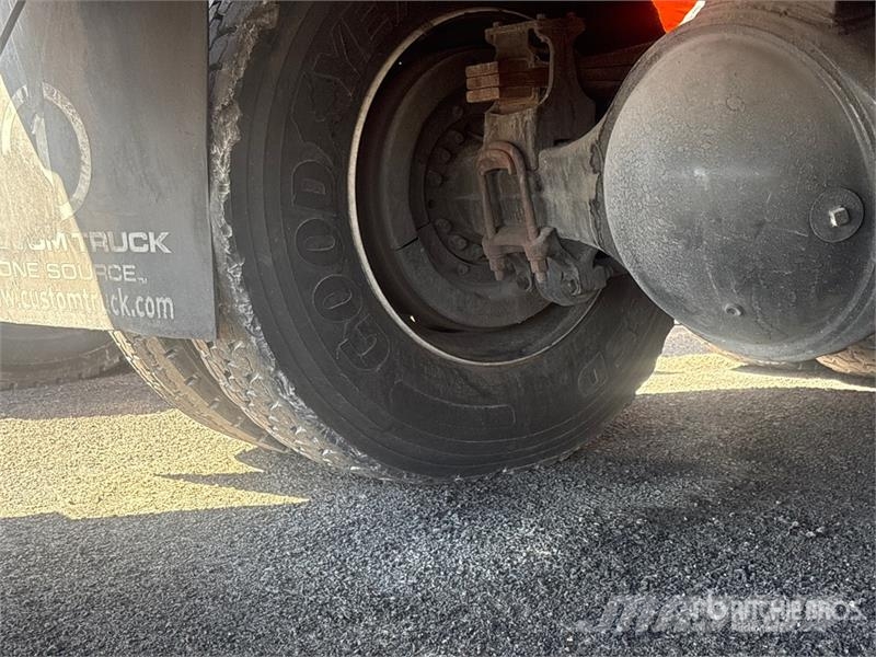 Freightliner 108SD Boom Truck شاحنات الرافعات