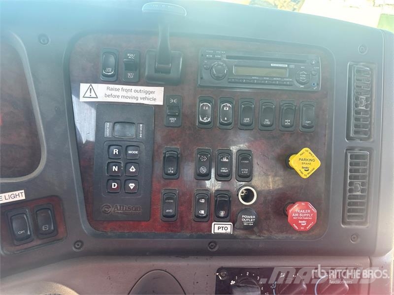 Freightliner 108SD Boom Truck شاحنات الرافعات