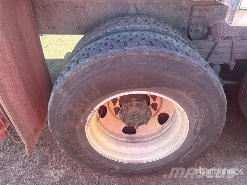 Freightliner 108SD Boom Truck شاحنات الرافعات