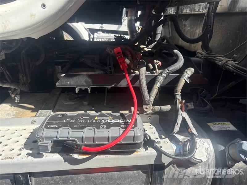 Freightliner 108SD Boom Truck شاحنات الرافعات
