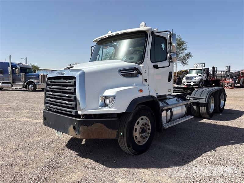 Freightliner 114SD 6x4 T/A Day Cab Truck Tractor Vlačilci