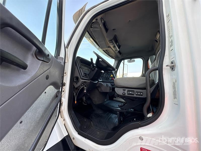 Freightliner 114SD 6x4 T/A Day Cab Truck Tractor Vlačilci