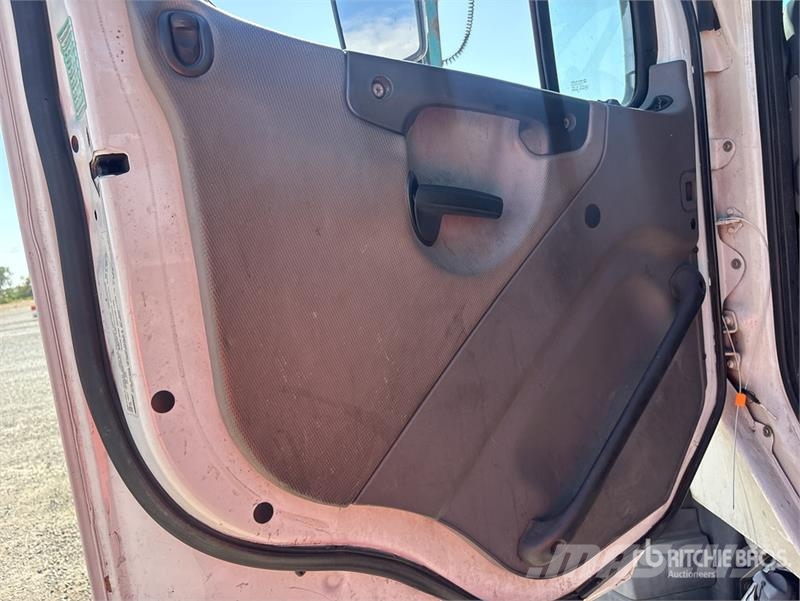 Freightliner 114SD 6x4 Car Carrier Truck Transport vehicles