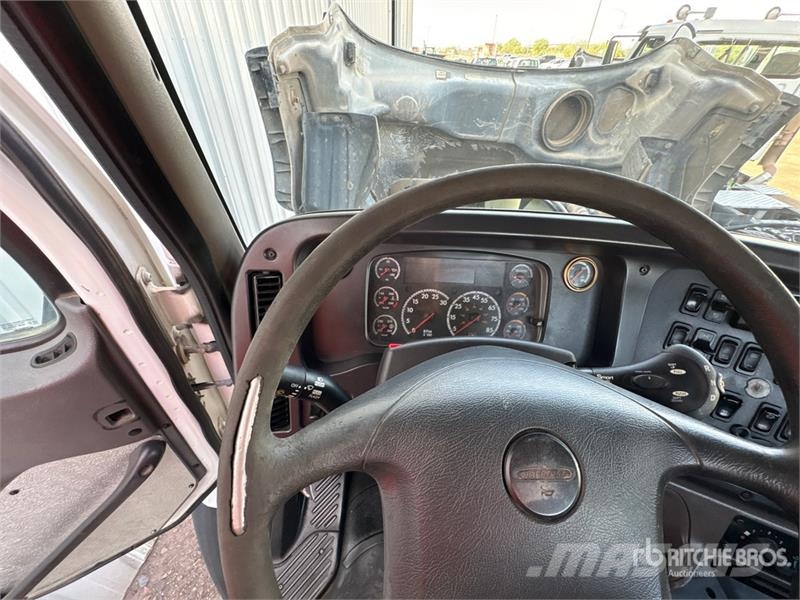 Freightliner 114SD 6x4 T/A Day Cab Truck Tractor Vlačilci