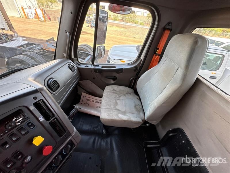 Freightliner 114SD 6x4 T/A Day Cab Truck Tractor Vlačilci