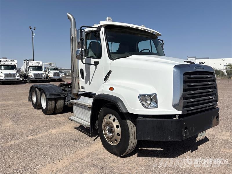 Freightliner 114SD 6x4 T/A Day Cab Truck Tractor Vlačilci
