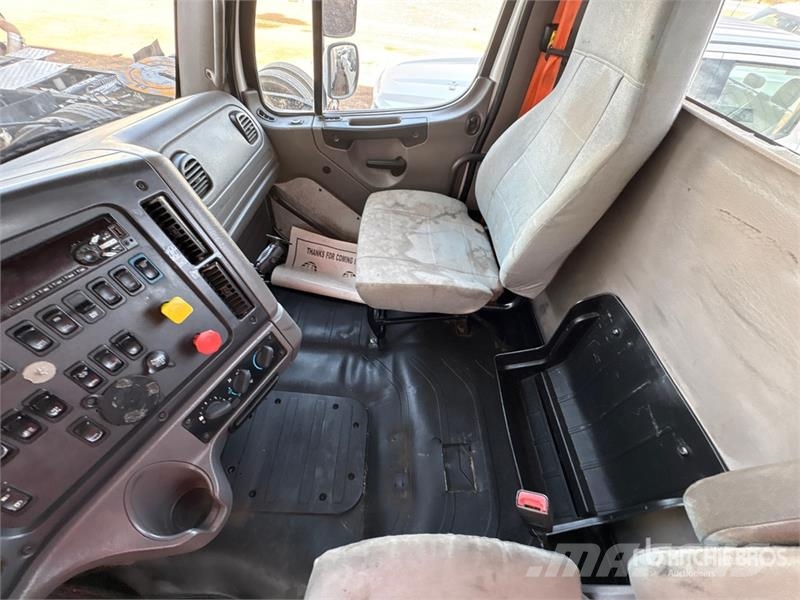 Freightliner 114SD 6x4 T/A Day Cab Truck Tractor Vlačilci