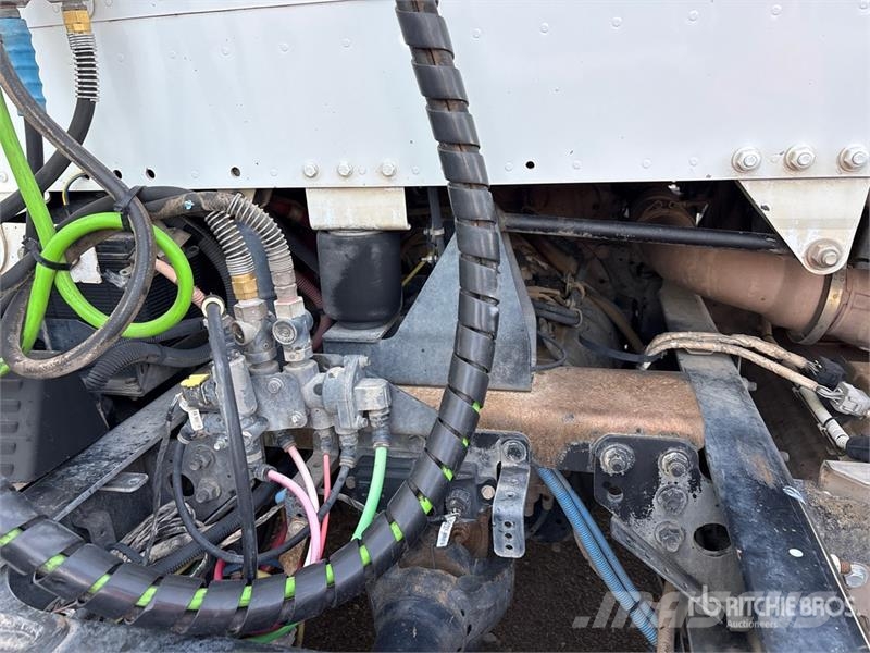 Freightliner 114SD 6x4 T/A Day Cab Truck Tractor Vlačilci
